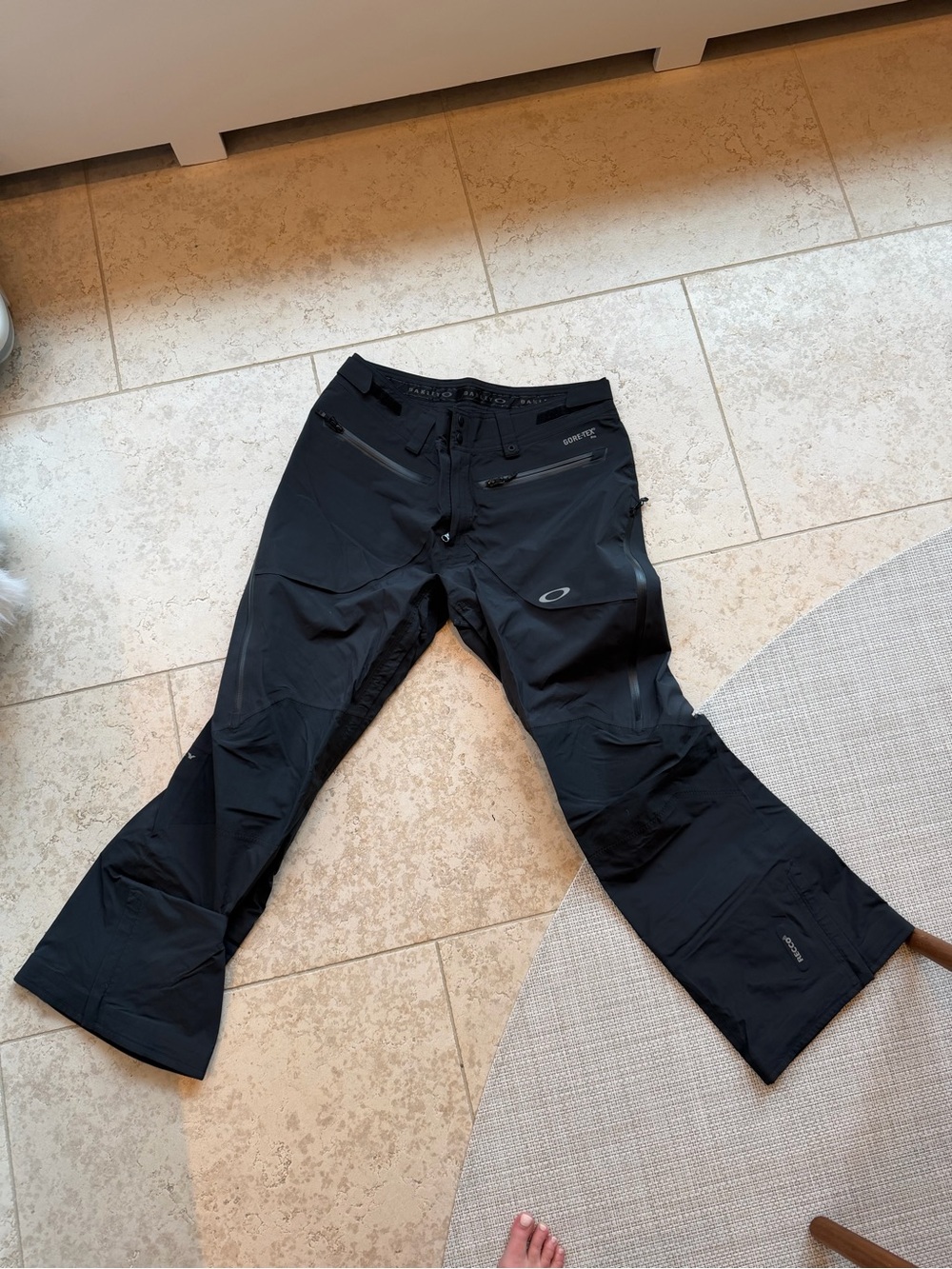 Oakley Men’s Black Cargo Snow Pants with Zippered Pockets